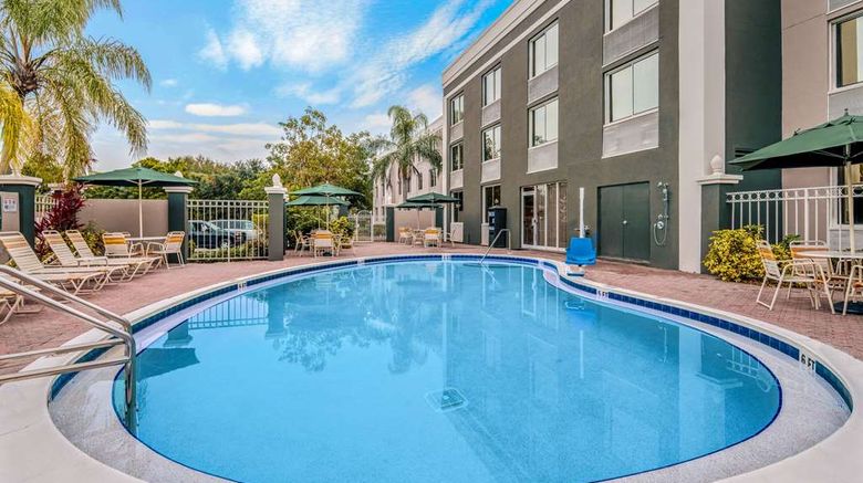 <b>La Quinta Inn & Suites Naples Downtown Pool</b>. Images powered by <a href="https://iceportal.shijigroup.com/" title="IcePortal" target="_blank">IcePortal</a>.