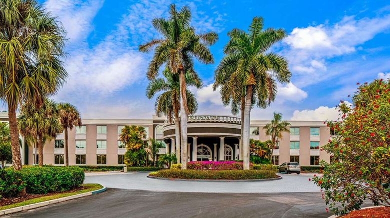 <b>La Quinta Inn & Suites Naples Downtown Exterior</b>. Images powered by <a href="https://iceportal.shijigroup.com/" title="IcePortal" target="_blank">IcePortal</a>.