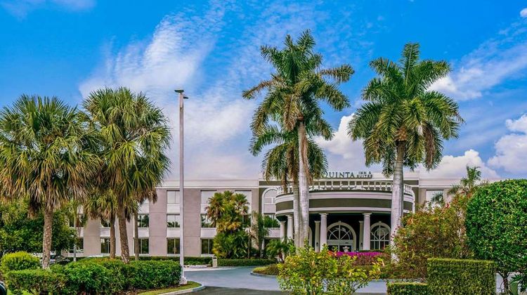 La Quinta Inn & Suites Naples Downtown Exterior