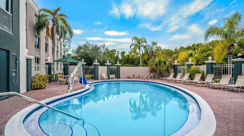 <b>La Quinta Inn & Suites Naples Downtown Pool</b>. Images powered by <a href="https://iceportal.shijigroup.com/" title="IcePortal" target="_blank">IcePortal</a>.