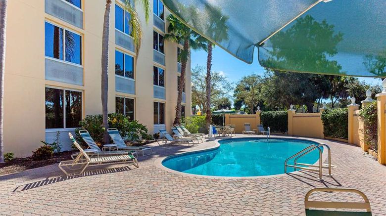 <b>La Quinta Inn Sarasota Pool</b>. Images powered by <a href="https://iceportal.shijigroup.com/" title="IcePortal" target="_blank">IcePortal</a>.