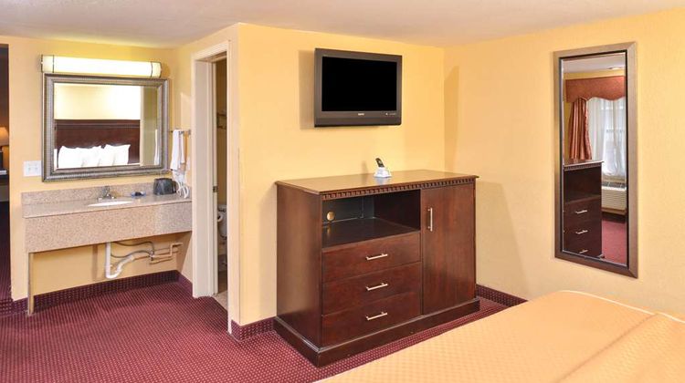Americas Best Value Inn Winnsboro Suite