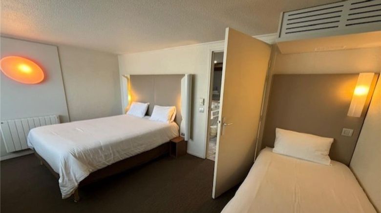<b>Campanile Hotel Amiens-Glisy Room</b>. Images powered by <a href="https://iceportal.shijigroup.com/" title="IcePortal" target="_blank">IcePortal</a>.