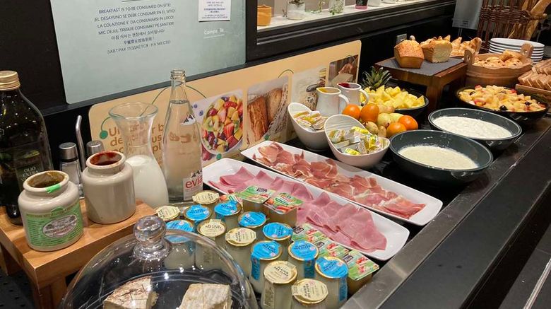 <b>Campanile Annemasse Centre Gare Restaurant</b>. Images powered by <a href="https://iceportal.shijigroup.com/" title="IcePortal" target="_blank">IcePortal</a>.