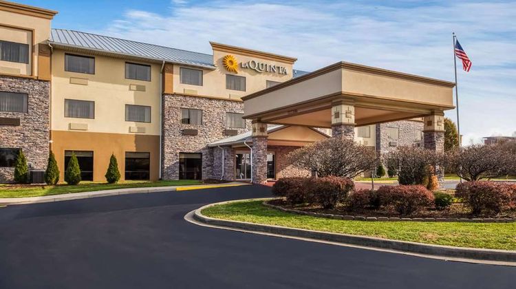 La Quinta Inn & Suites Fairborn Exterior