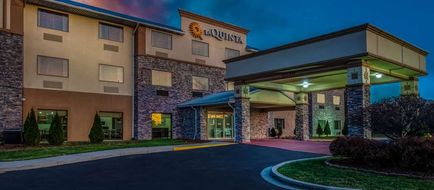 La Quinta Inn & Suites Fairborn Exterior