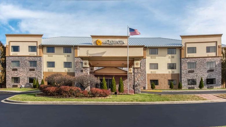 <b>La Quinta Inn & Suites Fairborn Exterior</b>. Images powered by <a href="https://iceportal.shijigroup.com/" title="IcePortal" target="_blank">IcePortal</a>.