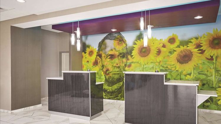 La Quinta Inn & Suites Springfield Lobby