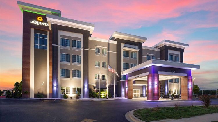 La Quinta Inn & Suites Springfield Exterior