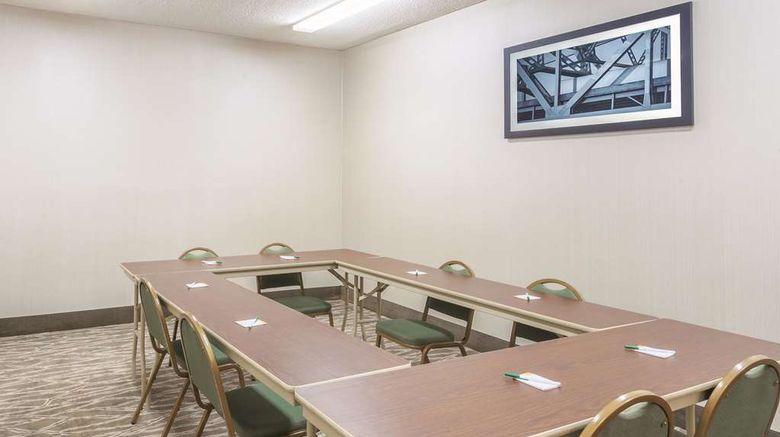 <b>La Quinta Inn & Suites Hopkinsville Meeting</b>. Images powered by <a href="https://iceportal.shijigroup.com/" title="IcePortal" target="_blank">IcePortal</a>.