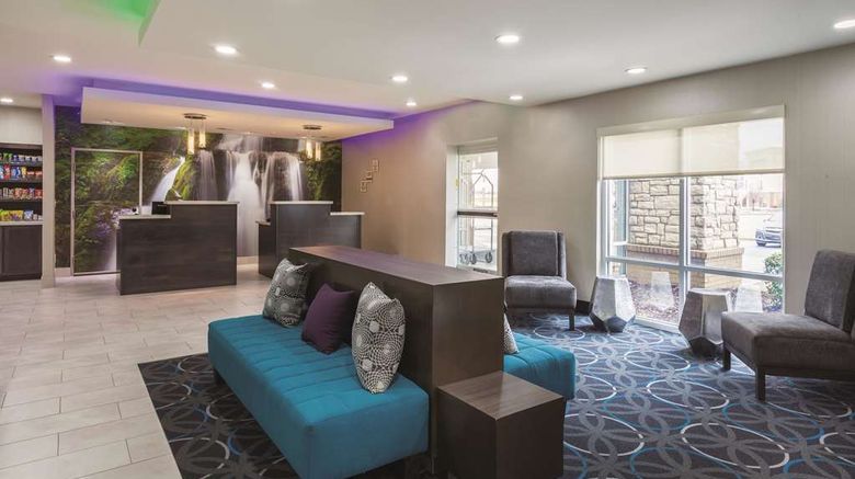 <b>La Quinta Inn & Suites Hopkinsville Lobby</b>. Images powered by <a href="https://iceportal.shijigroup.com/" title="IcePortal" target="_blank">IcePortal</a>.