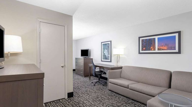 <b>La Quinta Inn & Suites Hopkinsville Suite</b>. Images powered by <a href="https://iceportal.shijigroup.com/" title="IcePortal" target="_blank">IcePortal</a>.