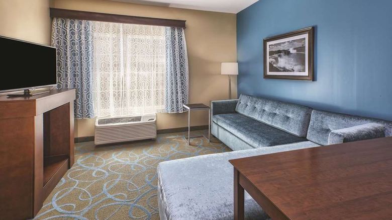 <b>La Quinta Inn & Suites by Wyndham Niagar Room</b>. Images powered by <a href="https://iceportal.shijigroup.com/" title="IcePortal" target="_blank">IcePortal</a>.