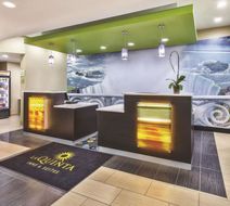 La Quinta Inn & Suites by Wyndham Niagar Lobby