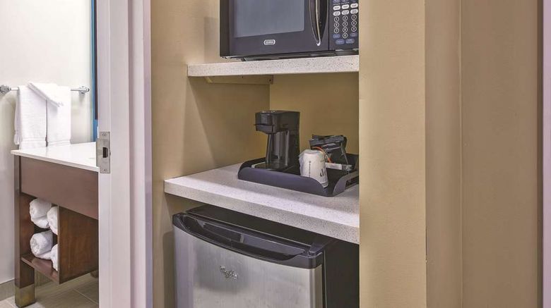 <b>La Quinta Inn & Suites by Wyndham Niagar Room</b>. Images powered by <a href="https://iceportal.shijigroup.com/" title="IcePortal" target="_blank">IcePortal</a>.