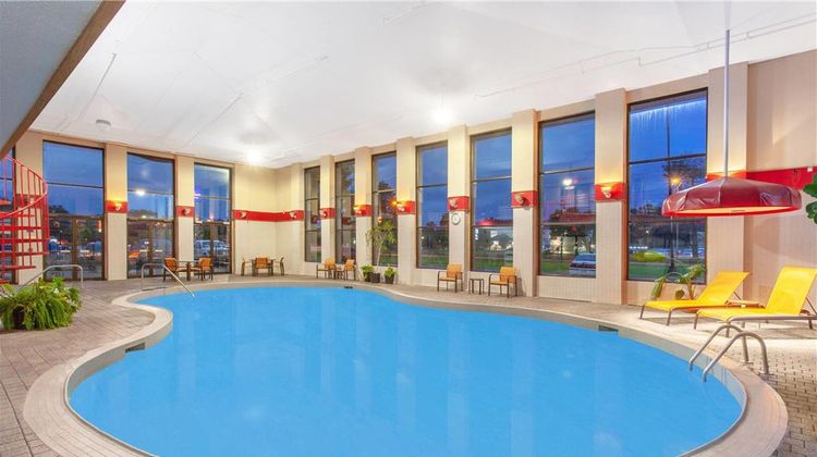 Baymont Inn & Suites Grand Haven Pool