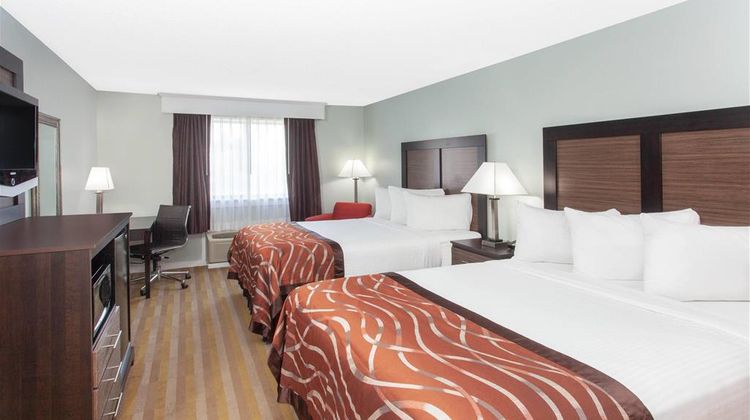 Baymont Inn & Suites Grand Haven Room