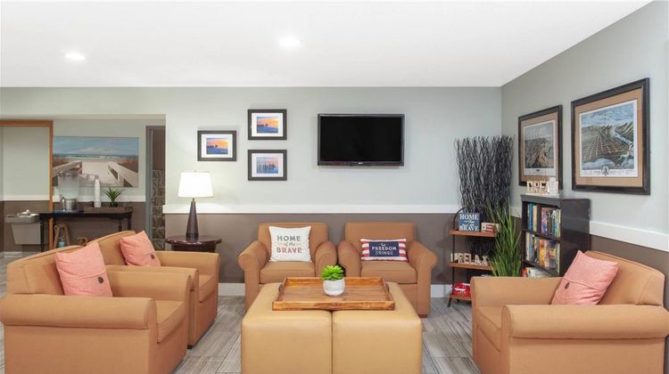 Baymont Inn & Suites Grand Haven Lobby
