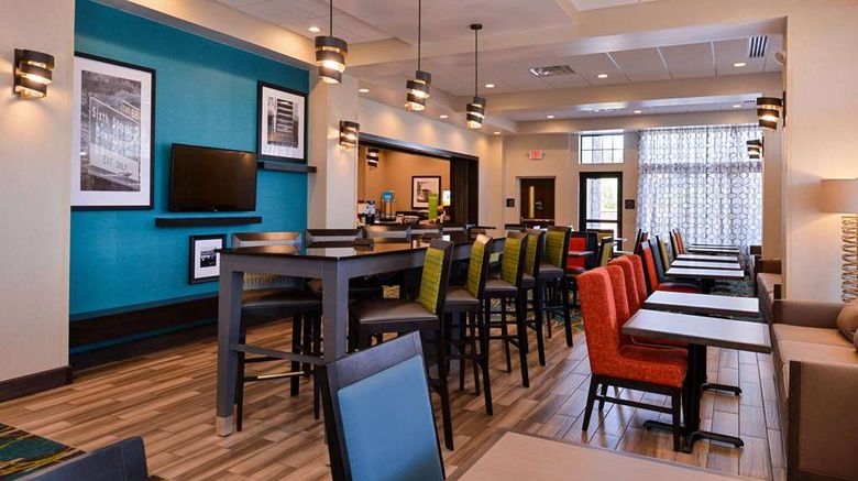 <b>Hampton Inn Pittsburgh/Wexford Lobby</b>. Images powered by <a href="https://iceportal.shijigroup.com/" title="IcePortal" target="_blank">IcePortal</a>.