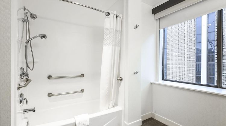 Hampton Inn & Suites Dallas Downtown Room