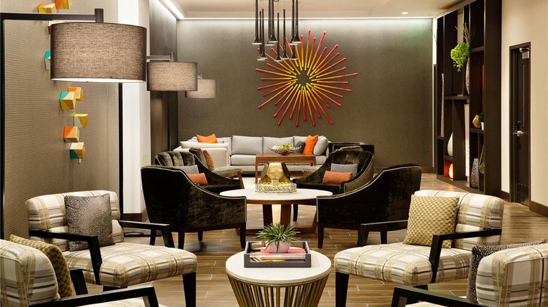 <b>Hampton Inn & Suites Dallas Downtown Lobby</b>. Images powered by <a href="https://iceportal.shijigroup.com/" title="IcePortal" target="_blank">IcePortal</a>.