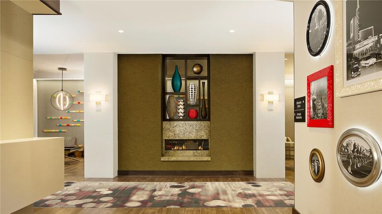 <b>Hampton Inn & Suites Dallas Downtown Lobby</b>. Images powered by <a href="https://iceportal.shijigroup.com/" title="IcePortal" target="_blank">IcePortal</a>.