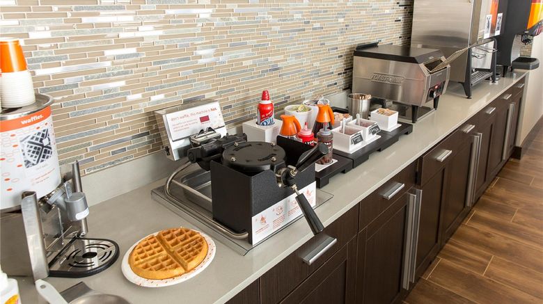 <b>Hampton Inn & Suites Dallas Downtown Restaurant</b>. Images powered by <a href="https://iceportal.shijigroup.com/" title="IcePortal" target="_blank">IcePortal</a>.