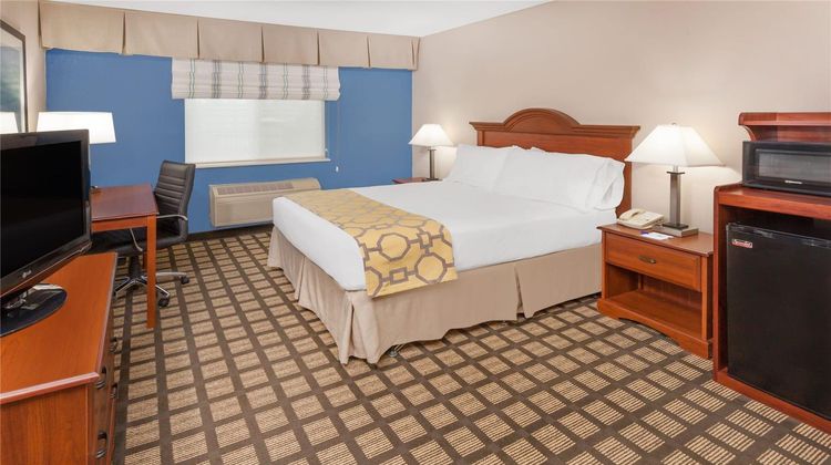 Baymont Inn & Suites Galesburg Room