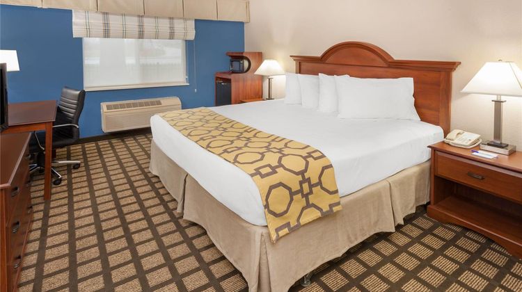 Baymont Inn & Suites Galesburg Room