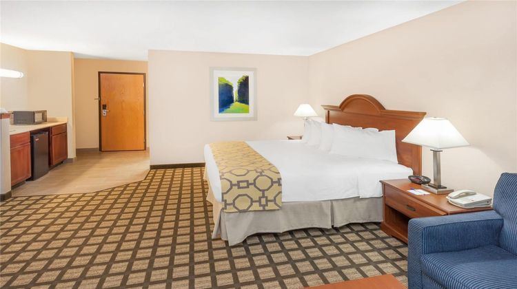 Baymont Inn & Suites Galesburg Suite