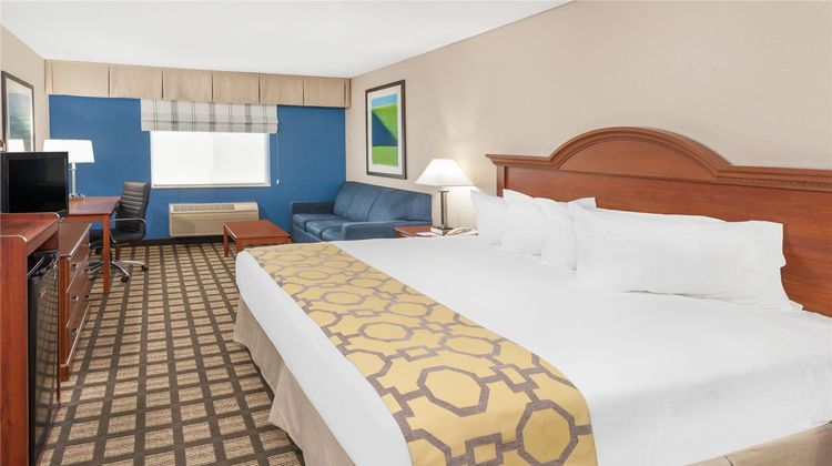 Baymont Inn & Suites Galesburg Room