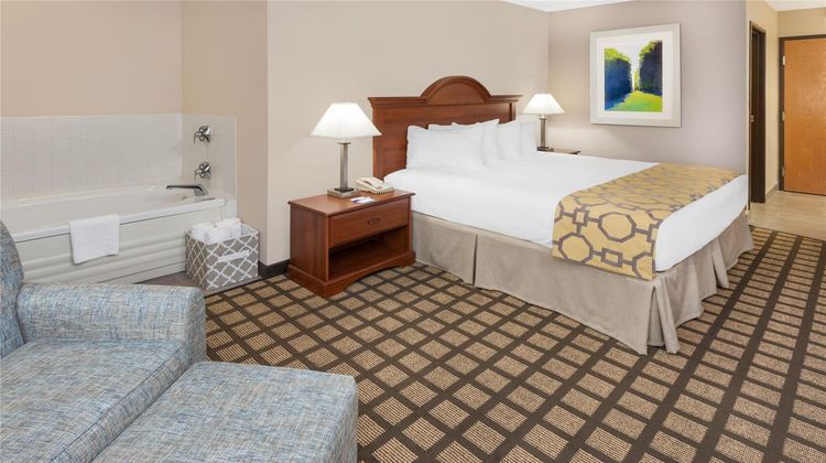 Baymont Inn & Suites Galesburg Suite