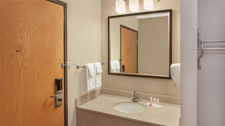 Baymont Inn & Suites Galesburg Room