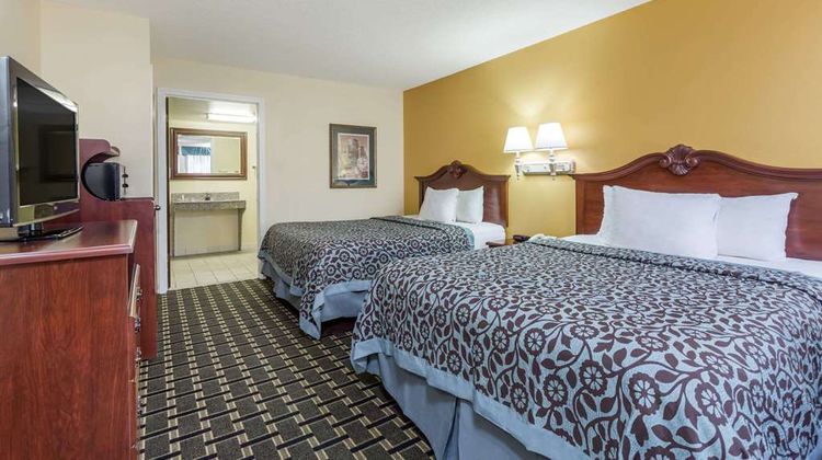 Days Inn & Suites Warner Robins Room