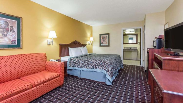 Days Inn & Suites Warner Robins Room