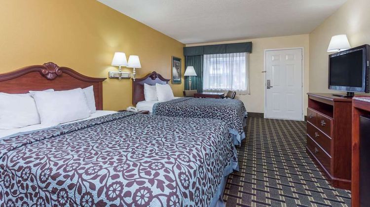 Days Inn & Suites Warner Robins Room