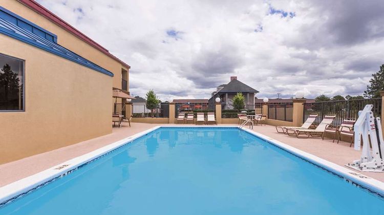 Days Inn & Suites Warner Robins Pool