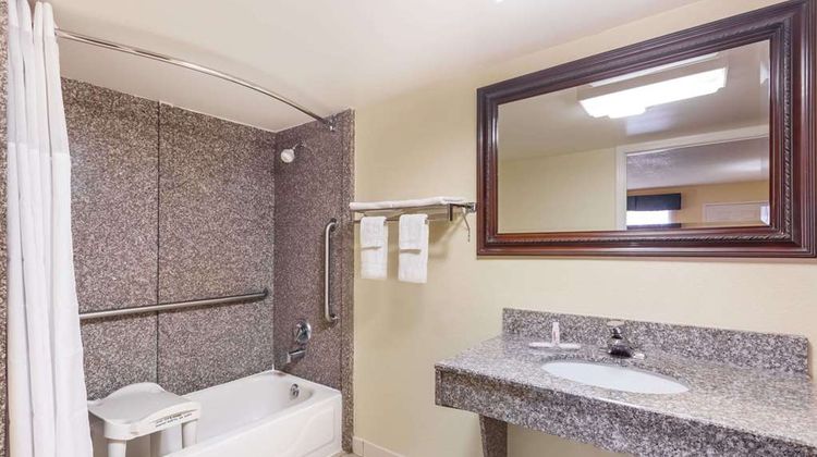 Days Inn & Suites Warner Robins Room