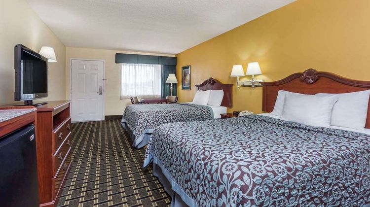 Days Inn & Suites Warner Robins Room