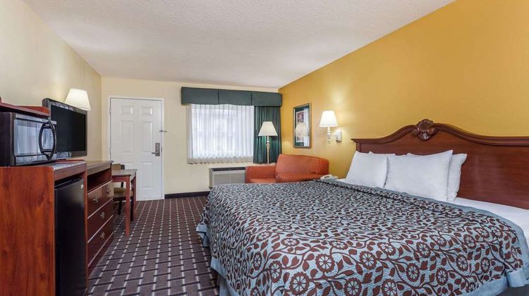 Days Inn & Suites Warner Robins Room