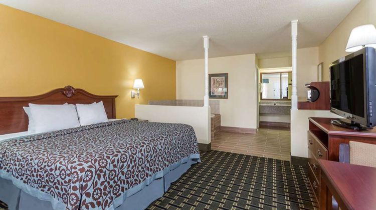 Days Inn & Suites Warner Robins Room