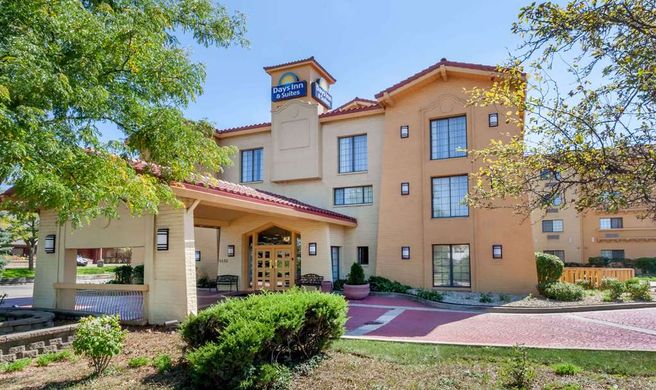 Days Inn & Suites Arlington Heights Exterior