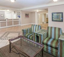 Days Inn & Suites Arlington Heights Lobby