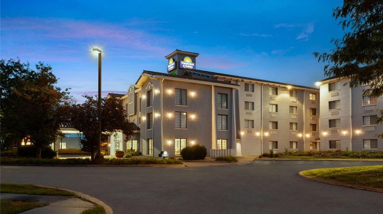 Days Inn & Suites Arlington Heights Exterior