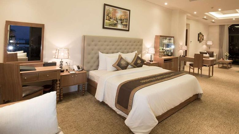 <b>Crystal Palace Hotel Room</b>. Images powered by <a href="https://iceportal.shijigroup.com/" title="IcePortal" target="_blank">IcePortal</a>.