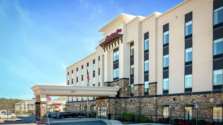 Hampton Inn Emerson LakePoint Exterior