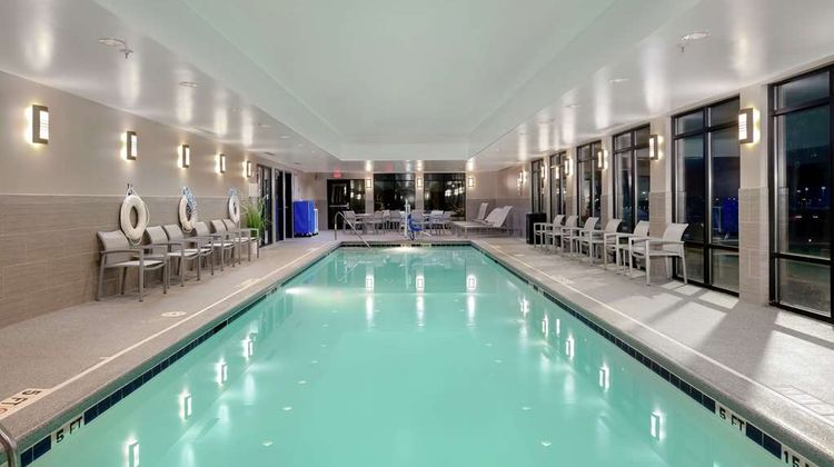 Hampton Inn Emerson LakePoint Pool