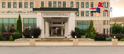 DoubleTree by Hilton Hotel Van Exterior