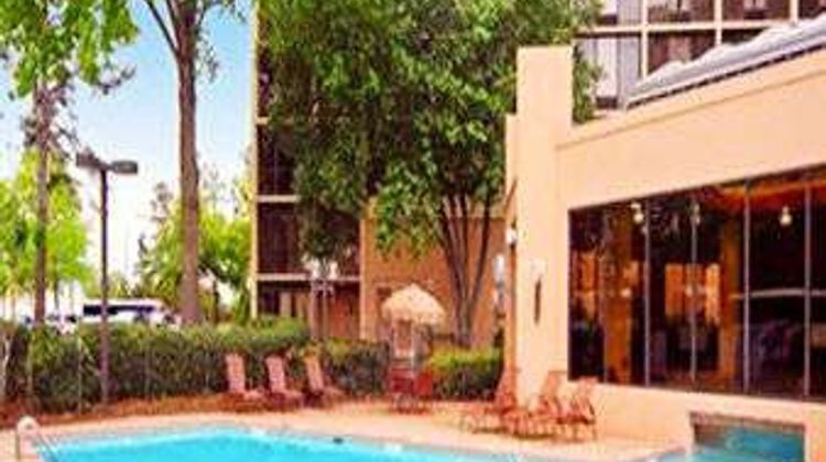 Ramada Plaza Atlanta Airport Hotel Pool