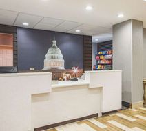 La Quinta Inn & Suites DC Metro-Beltway Lobby